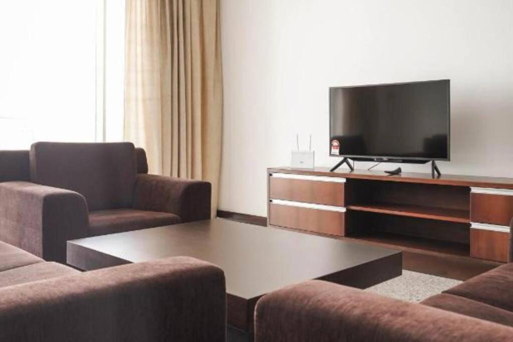Bay Resort Condominium 3-Bedrooms With Swimming Pool Near The Seaside Miri Exterior photo