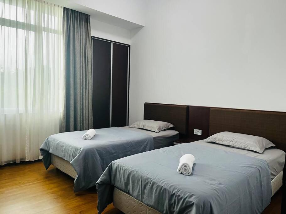 Bay Resort Condominium 3-Bedrooms With Swimming Pool Near The Seaside Miri Exterior photo