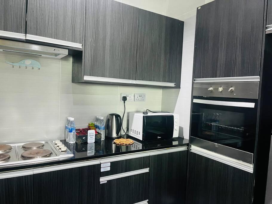 Bay Resort Condominium 3-Bedrooms With Swimming Pool Near The Seaside Miri Exterior photo